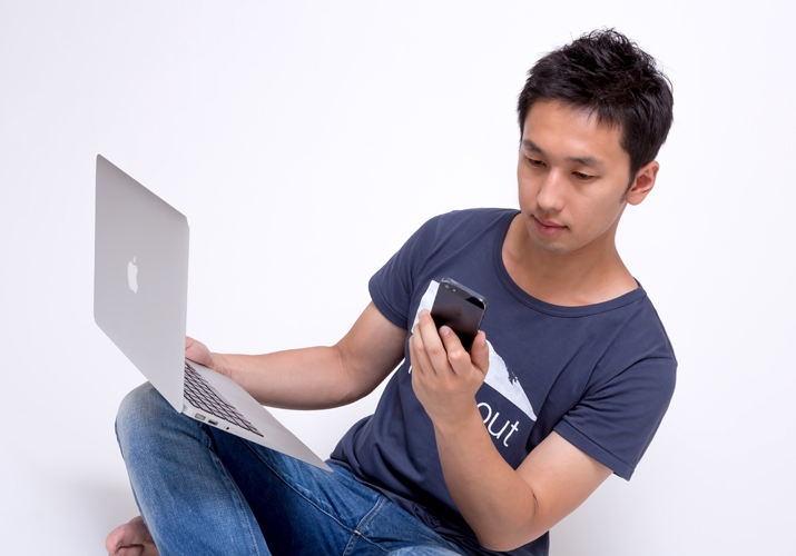 PCとiPhoneを使いこなす若者
